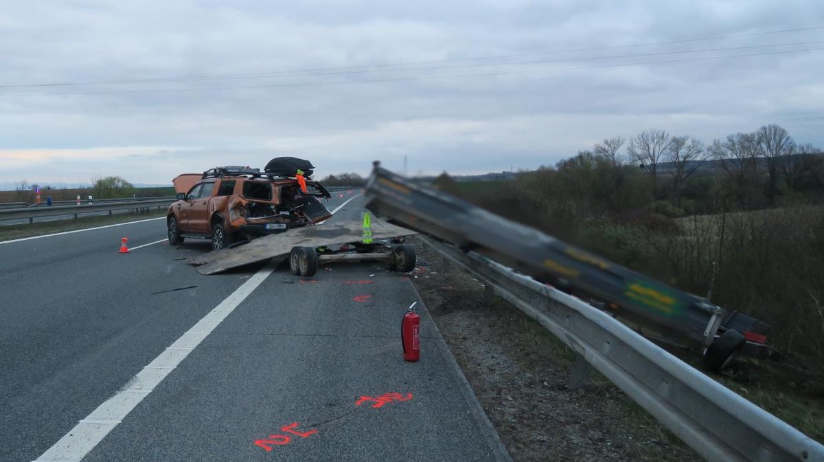 Řidič na D1 utekl od porouchaného auta za svodidla. Tam ho smetl vozík, do kterého narazil kamion